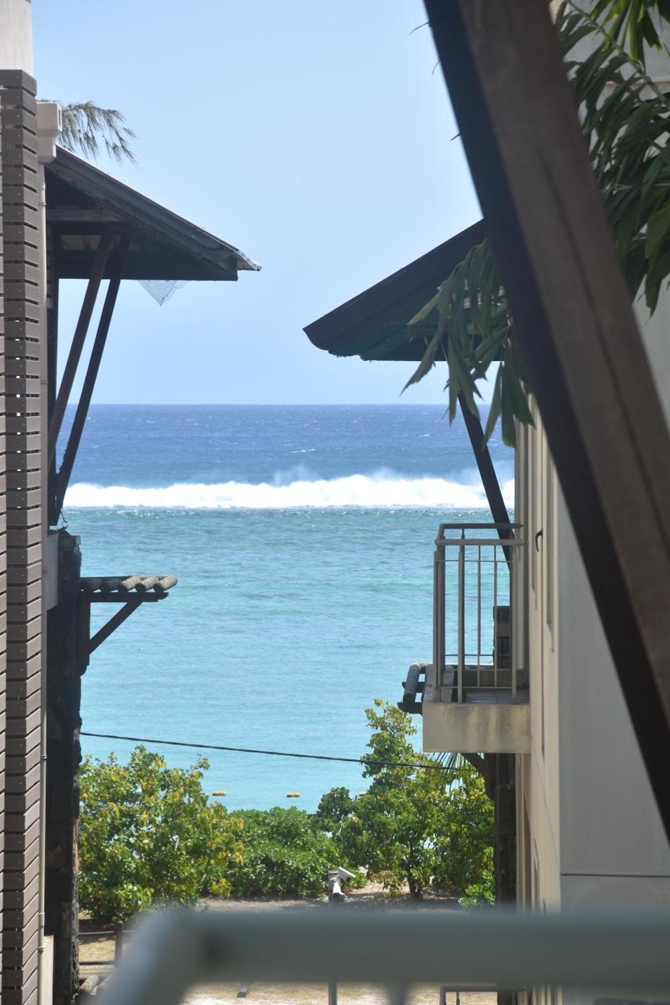 Blue Waves Beachfront Penthouse Flic en Flac Exterior foto