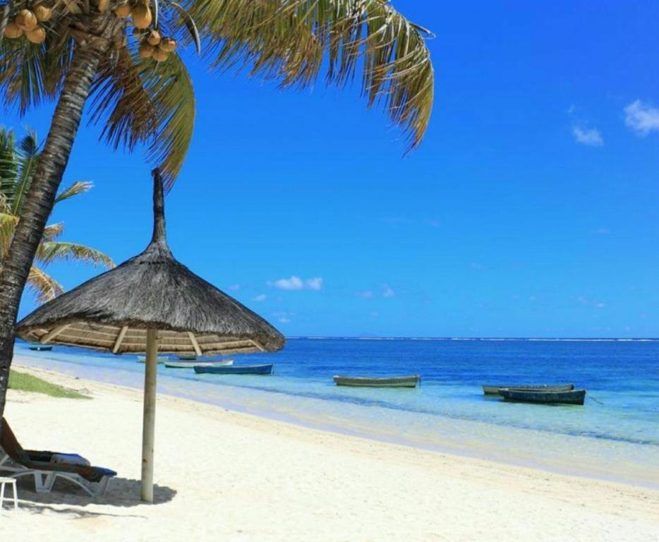 Blue Waves Beachfront Penthouse Flic en Flac Exterior foto